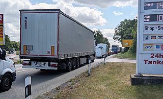 Auf der B239, hier im Abschnitt "Am Zubringer", hat sich am Donnerstag stundenlang der Verkehr gestaut. Und auch an anderen Stellen im Stadtgebiet herrschten teils chaotische Verkehrsverhältnisse. - Martina Gerken Auf der B239, hier im Abschnitt "Am Zubringer", hat sich am Donnerstag stundenlang der Verkehr gestaut. Und auch an anderen Stellen im Stadtgebiet herrschten teils chaotische Verkehrsverhältnisse. - Martina Gerken