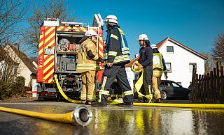 Die Freiwillige Feuerwehr löscht einen Wohnungsbrand im Großen Feld. - Freitag-TV Die Freiwillige Feuerwehr löscht einen Wohnungsbrand im Großen Feld. - Freitag-TV
