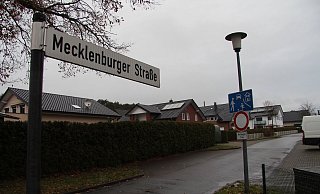 Die Mecklenburger Straße ist jetzt nur noch für Anlieger freigegeben. Die Gemeinde erhofft sich davon weniger Durchgangsverkehr, der laut Anwohnern oft zu schnell unterwegs ist. - Nadine Uphoff Die Mecklenburger Straße ist jetzt nur noch für Anlieger freigegeben. Die Gemeinde erhofft sich davon weniger Durchgangsverkehr, der laut Anwohnern oft zu schnell unterwegs ist. - Nadine Uphoff
