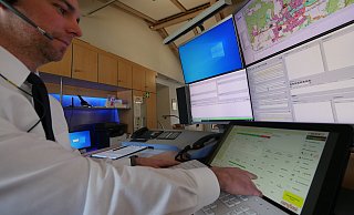 Dienstgruppenleiter Andi Krüger nimmt in der Rettungsleitstelle des Kreises eine eCall-Meldung entgegen. - Jost Wolf