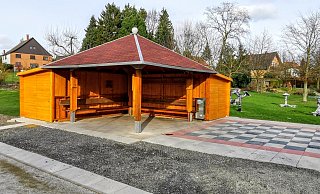 Die Schutzhütte auf der Siekwiese hat die Dorfgemeinschaft Humfeld um einen Anbau erweitert. Auch Großfeld-Schach ist hier nun möglich. Zudem sind unweit des Unterstands fünf Trimmgeräte installiert worden. - Jürgen Reese