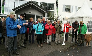 Banger Blick ins stürmische Herbstwetter: die Teilnehmer der Auftaktwanderung der Extertaler Wanderwoche mit Wanderführer Gert Weisenseel (rechts). - Sylvia Frevert Banger Blick ins stürmische Herbstwetter: die Teilnehmer der Auftaktwanderung der Extertaler Wanderwoche mit Wanderführer Gert Weisenseel (rechts). - Sylvia Frevert