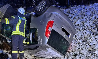 Das Auto lag auf dem Dach im Straßengraben. - Löschzug Bösingfeld