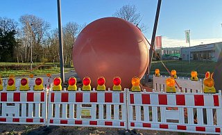 Das Kunstwerk ist mit Gurten und Absperrbaken gesichert. - Stadt Detmold Das Kunstwerk ist mit Gurten und Absperrbaken gesichert. - Stadt Detmold