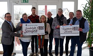 Johann Schick (Freie evangelische Gemeinde), Tanja Stock (Konrektorin Grundschule Bösingfeld), Josa Möller (Jugendreferent Almena) Silvia Genat (Rektorin Grundschule Bösingfeld), Heinz-Gerhard Nölting (Kirchenvorstand Bösingfeld), Christina Wojahn (Rektorin Grundschule Silixen), Bernd Massmann und Manfred Stoller (beide Organisationsteam) bei der Spendenübergabe im Gemeindehaus Silixen. - Lorraine Brinkmann Johann Schick (Freie evangelische Gemeinde), Tanja Stock (Konrektorin Grundschule Bösingfeld), Josa Möller (Jugendreferent Almena) Silvia Genat (Rektorin Grundschule Bösingfeld), Heinz-Gerhard Nölting (Kirchenvorstand Bösingfeld), Christina Wojahn (Rektorin Grundschule Silixen), Bernd Massmann und Manfred Stoller (beide Organisationsteam) bei der Spendenübergabe im Gemeindehaus Silixen. - Lorraine Brinkmann