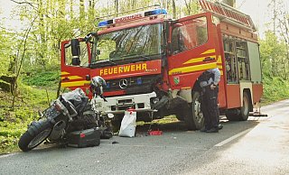 Die Maschine des Herforders war mit Wucht in die Front des Löschfahrzeugs geschlagen. - Freitag TV