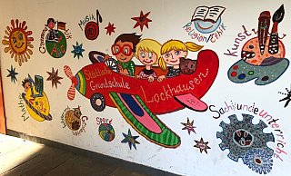 Dieses farbenfrohe Bild befindet sich an einer Wand im Außenbereich der Grundschule Lockhausen. Der Standort soll laut Entwicklungsplanung ausgebaut werden. - Thomas Reineke Dieses farbenfrohe Bild befindet sich an einer Wand im Außenbereich der Grundschule Lockhausen. Der Standort soll laut Entwicklungsplanung ausgebaut werden. - Thomas Reineke