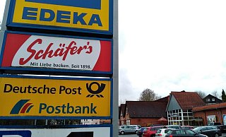 Schilder weisen auf Edeka und die Post in Hohenhausen hin. - Jens Rademacher