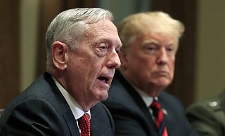 Der damalige US-Verteidigungsminister James Mattis (l) sitzt während eines Briefings mit hochrangigen Militärführern neben Donald Trump. Mattis hat den US-Präsidenten scharf kritisiert. - Foto: Manuel Balce Ceneta/AP/dpa