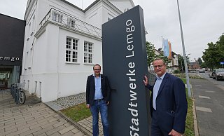 Bürgermeister Markus Baier (links) und Geschäftsführer Arnd Oberscheven sind stolz, dass die Stadtwerke auch im Pandemie-Jahr 2020 ein Plus von 471.000 Euro erzielt haben. - Jost Wolf