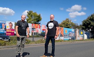 Frank Sommer, Teamleiter des Ordnungsamtes (links), und Dirk Puchert-Blöbaum, Fachbereichsleiter Bauen, Planung, Ordnung, stehen vor dem Bauzaun. Foto: Gemeindeverwaltung - Gemeindeverwaltung Frank Sommer, Teamleiter des Ordnungsamtes (links), und Dirk Puchert-Blöbaum, Fachbereichsleiter Bauen, Planung, Ordnung, stehen vor dem Bauzaun. Foto: Gemeindeverwaltung - Gemeindeverwaltung