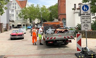 Mitarbeiter der Stadt stellen Schilder zum Start des Verkehrsversuchs an der Steege auf. - Archiv: Thomas Reineke Mitarbeiter der Stadt stellen Schilder zum Start des Verkehrsversuchs an der Steege auf. - Archiv: Thomas Reineke