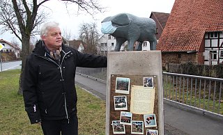Für den neuen Ortsbürgermeister von Elbrinxen, Wolfgang Siefert, ist das Denkmal, das an die Schweinerennen in den 80ern erinnert, Synonym für eine starke Dorfgemeinschaft. Auch das Schwein trägt in der Corona-Pandemie Maske, das ist klar. - Silke Buhrmester(LZ) Für den neuen Ortsbürgermeister von Elbrinxen, Wolfgang Siefert, ist das Denkmal, das an die Schweinerennen in den 80ern erinnert, Synonym für eine starke Dorfgemeinschaft. Auch das Schwein trägt in der Corona-Pandemie Maske, das ist klar. - Silke Buhrmester(LZ)