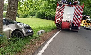 Der Smart liegt nach dem Unfall im Graben. - Jens Rademacher