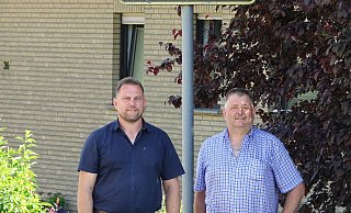 Ein Schild mit Bentorf und Harkemissen auf gelbem Untergrund gibt es noch nicht: Michael Kühn (links) und Thomas Strate. - Axel Bürger