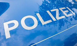 Der Schriftzug „Polizei“ ist auf einem Streifenwagen zu lesen. - Boris Roessler/dpa