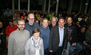 Über den Breitbandausbau in Extertal informieren (von links) Martin Marhofen, Dirk Wilhelm (beide Sewikom), Bürgermeisterin Monika Rehmert, Sven Bauche (Gemeinde Extertal), André Gronemeier (Kreis Lippe), Kai-Timo Wilke (Sewikom) und Ulrich Stephanides (Kreis Lippe). - Sylvia Frevert Über den Breitbandausbau in Extertal informieren (von links) Martin Marhofen, Dirk Wilhelm (beide Sewikom), Bürgermeisterin Monika Rehmert, Sven Bauche (Gemeinde Extertal), André Gronemeier (Kreis Lippe), Kai-Timo Wilke (Sewikom) und Ulrich Stephanides (Kreis Lippe). - Sylvia Frevert