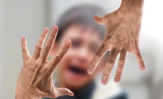 Ob ein Kind unter seelischem oder körperlichem Missbrauch leidet, ist schwer herauszufinden. Die Mitarbeiter des Jugendamtes in Lage tauschen sich über jeden Fall intensiv aus. - Symbolfoto: pixabay.com