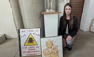 "Das Relief ist nichts Gutes. Es muss weg." Die 15-j&auml;hrige Leni Hempelmann hat gemeinsam mit zwei Mitsch&uuml;lern eine Kombination aus Skulptur und Videoinstallation geschaffen, bei der die "Judensau" zu Bruch geht. Die kaputten Teile werden ausgestellt. - Annika Langhagel