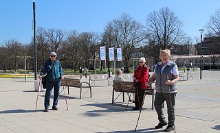 Gisela Grüntemeier, Ilse-Marion Jacobsen und Gerda Schrader (von links) kommen gerne in den Kurpark, um spazieren zu gehen und die Blütenpracht zu genießen. - Nadine Uphoff Gisela Grüntemeier, Ilse-Marion Jacobsen und Gerda Schrader (von links) kommen gerne in den Kurpark, um spazieren zu gehen und die Blütenpracht zu genießen. - Nadine Uphoff