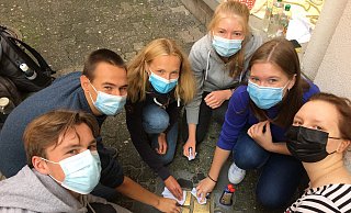 Das Stadtgymnasium hat die „Patenschaft“ für die Stolpersteine übernommen und hat sich dazu bereit erklärt, die Stolpersteine in regelmäßigen Abständen zu polieren. - Stadtgymnasium Detmold Das Stadtgymnasium hat die „Patenschaft“ für die Stolpersteine übernommen und hat sich dazu bereit erklärt, die Stolpersteine in regelmäßigen Abständen zu polieren. - Stadtgymnasium Detmold