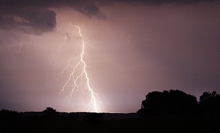Blitze über Lippe – dieses Bild ist in der Nacht zu Freitag in der Nähe von Augustdorf entstanden. - Robin Jähne