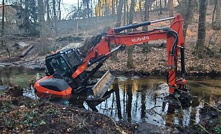 Bei Arbeiten im Zulauf des Hasselbachstausees hat sich am Mittwoch ein Bagger im Schlick festgefahren. - valedavid613 Bei Arbeiten im Zulauf des Hasselbachstausees hat sich am Mittwoch ein Bagger im Schlick festgefahren. - valedavid613