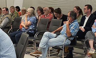 B&uuml;rgermeister Matthias Kalkreuter (mittlere Reihe hinten, Zweiter von rechts) verfolgte den Kreiswahlausschuss als Zuschauer. Nach der Abstimmung stand fest, dass Uwe Detert (AfD) nicht als Kandidat zugelassen wird. Das k&ouml;nnte ein juristisches Nachspiel haben. - Astrid Sewing