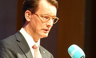 Souverän am Pult: Hendrik Wüst in Salzuflen. - Axel Bürger