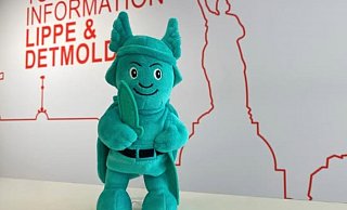 So sieht sie aus, die neue Plüschfigür von Hermann dem Cherusker. Fehlt nur noch der passende Name. - Tourist Information Lippe & Detmold So sieht sie aus, die neue Plüschfigür von Hermann dem Cherusker. Fehlt nur noch der passende Name. - Tourist Information Lippe & Detmold