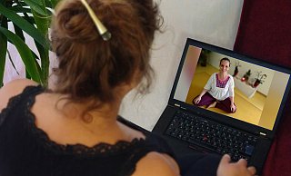 Yogatherapeutin Susanne Saradevi Heyer (im kleinen Bild) erklärt Redakteurin Yvonne Glandien Atemtechniken zum meditieren. - Yvonne Glandien Yogatherapeutin Susanne Saradevi Heyer (im kleinen Bild) erklärt Redakteurin Yvonne Glandien Atemtechniken zum meditieren. - Yvonne Glandien