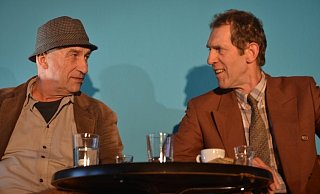 Joe (Gunther Möllmann, links) und John (Michael Grunert) brauchen ihre Gesprächsrituale. - Theaterlabor Bielefeld Joe (Gunther Möllmann, links) und John (Michael Grunert) brauchen ihre Gesprächsrituale. - Theaterlabor Bielefeld