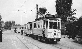 Die Linie 8 fuhr von 1926 bis 1954 von Detmold bis nach Pivitsheide. An der Endstation am Eichenkrug stand ein Verkaufsstand in Form eines Fasses (rechts im Bild). - Sammlung Reuther