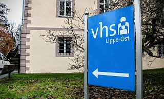 In der Geschäftsstelle der VHS Lippe-Ost im Schloss Schieder wird gerade am neuen Programm gearbeitet. Das Semester wird erst im April losgehen. - Yvonne Glandien In der Geschäftsstelle der VHS Lippe-Ost im Schloss Schieder wird gerade am neuen Programm gearbeitet. Das Semester wird erst im April losgehen. - Yvonne Glandien