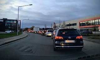 Über die Westerfeldstraße soll der Verkehr umgeleitet werden. Dort geht es aber nur schwer voran. - Jana Beckmann Über die Westerfeldstraße soll der Verkehr umgeleitet werden. Dort geht es aber nur schwer voran. - Jana Beckmann