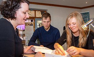 Ein Paar lässt sich von Elke Reymann zu passenden Trauringen beraten. - Raphael Bartling