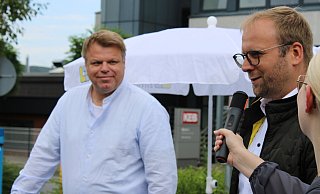 LZ-Redakteurin Nadine Uphoff stellt Bürgermeister Borris Ortmeier eine Frage, während Herausforderer Oliver Humke zuhört. - Kyrill von Matuschka