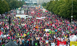 Tausende Menschen nehmen am 17. September an einer Demonstration gegen die Handelsabkommen CETA und TTIP in Berlin teil. - dpa
