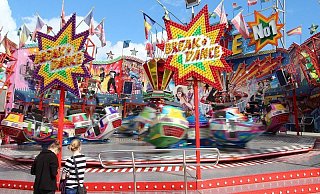 Während der Stoppelkirmes „Wilbasen“ vor den Toren Blombergs kommt es inder Nacht zum 14. September vor dem „Breakdance“ zu einem Streit unter drei Jugendlichen, bei dem ein 17-Jähriger lebensgefährlich verletzt wird. Er gerät nach einer Rangelei unter die Gondel des Karussells und liegt seither im Koma. - Marianne Schwarzer Während der Stoppelkirmes „Wilbasen“ vor den Toren Blombergs kommt es inder Nacht zum 14. September vor dem „Breakdance“ zu einem Streit unter drei Jugendlichen, bei dem ein 17-Jähriger lebensgefährlich verletzt wird. Er gerät nach einer Rangelei unter die Gondel des Karussells und liegt seither im Koma. - Marianne Schwarzer
