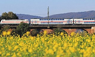 Ein IC2 auf der Weserflutbrücke in Höhe Minden. - Foto: DB AG/Wolfgang Klee Ein IC2 auf der Weserflutbrücke in Höhe Minden. - Foto: DB AG/Wolfgang Klee