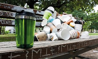 Wenn der Kaffee im Mehrweg- statt im Einwegbecher getrunken wird, bedeutet das weniger Müll. - Sascha Krautz/DUH (Symbolfoto) Wenn der Kaffee im Mehrweg- statt im Einwegbecher getrunken wird, bedeutet das weniger Müll. - Sascha Krautz/DUH (Symbolfoto)