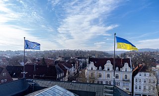 Über dem Rathaus wehen die ukrainische und europäische Flagge. - Stadt Detmold