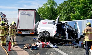 Das zertrümmerte Wrack, in dem der junge Mann starb, schleuderte gegen die rechte Schutzplanke; der Sattelzug prallte noch auf zwei andere Lastwagen. - Ralph Meyer Das zertrümmerte Wrack, in dem der junge Mann starb, schleuderte gegen die rechte Schutzplanke; der Sattelzug prallte noch auf zwei andere Lastwagen. - Ralph Meyer