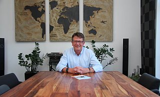 Bei Jörg Thelaner wird am Esstisch nicht nur gegessen. Von hier aus betreibt er auch seine Fraktionsarbeit. - Jana Beckmann Bei Jörg Thelaner wird am Esstisch nicht nur gegessen. Von hier aus betreibt er auch seine Fraktionsarbeit. - Jana Beckmann
