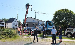 Mit vereinten Kräften befreien die Polizisten das Fahrwerk des Lkw aus der Oberleitung. - Karolina Schmidt