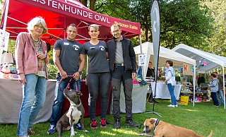 (Von links) Tierheim-Sprecherin Maria Toman mit Fabian Heidekorn, Saskia Schulz, und Markus Flocke von der IG Listenhunde OWL, die sich beim Tag der offenen Tür den Besuchern vorstellen. - Raphael Bartling