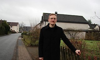 Lasse Huxoll am der Grünfläche an der Händelstraße, die bald wieder zum Spielplatz wird. Viele junge Familien sind im Viertel zugezogen. - Katrin Kantelberg Lasse Huxoll am der Grünfläche an der Händelstraße, die bald wieder zum Spielplatz wird. Viele junge Familien sind im Viertel zugezogen. - Katrin Kantelberg