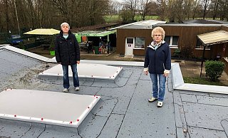 Angelika Szrama und Ursula Karge stehen auf dem neuen Dach des Tierheims an der Ziegelstraße. - Sven Kienscherf Angelika Szrama und Ursula Karge stehen auf dem neuen Dach des Tierheims an der Ziegelstraße. - Sven Kienscherf