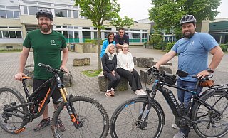 Wollen gemeinsam das Fahrradprojekt umsetzen: Die Lehrer Marco Hollmann (vorne von links) und Ronny Wakup, die Schulleiterinnen Monika Ostmeier (hinten sitzend von links) und Monika Precker, sowie die Lehrer André Kahle und Cordula Tillmanns. - Michaela Weiße Wollen gemeinsam das Fahrradprojekt umsetzen: Die Lehrer Marco Hollmann (vorne von links) und Ronny Wakup, die Schulleiterinnen Monika Ostmeier (hinten sitzend von links) und Monika Precker, sowie die Lehrer André Kahle und Cordula Tillmanns. - Michaela Weiße