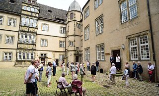 Fast 60 Gäste wandelten auf den Spuren der Fürstin Pauline auf dem Schloss Varenholz. - Nicole Ellerbrake Fast 60 Gäste wandelten auf den Spuren der Fürstin Pauline auf dem Schloss Varenholz. - Nicole Ellerbrake